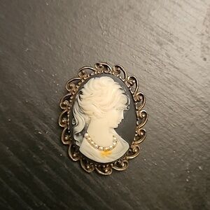 Vintage Bronze Ornate Cameo Brooch or necklace with mini pe…